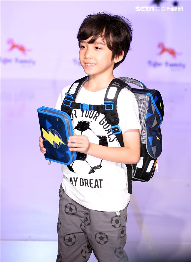 來是世界各國小朋友走書包秀架勢十足超萌的。（記者邱榮吉/攝影）