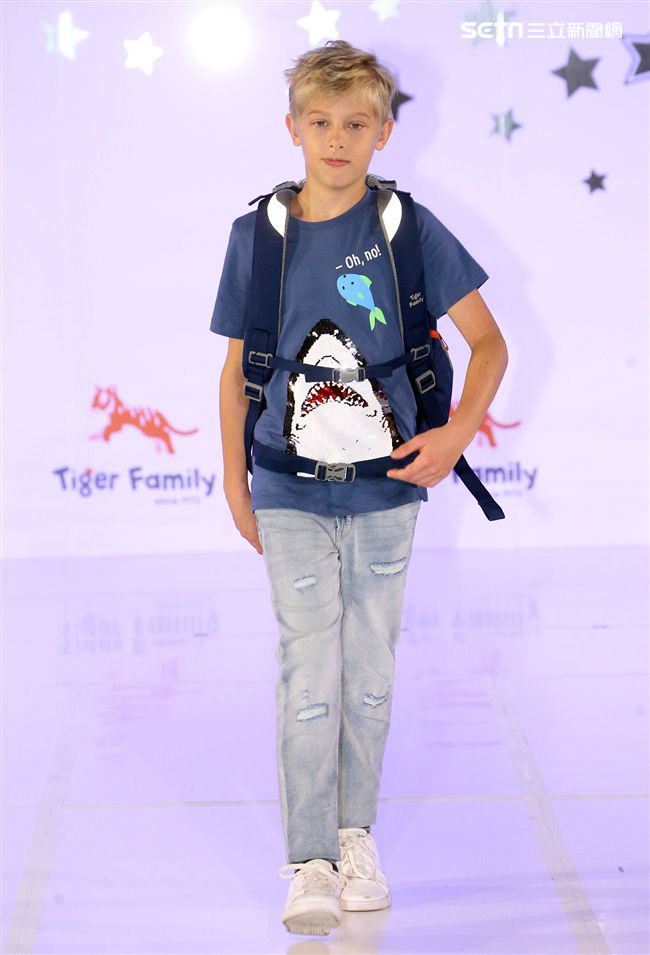 來是世界各國小朋友走書包秀架勢十足超萌的。（記者邱榮吉/攝影）