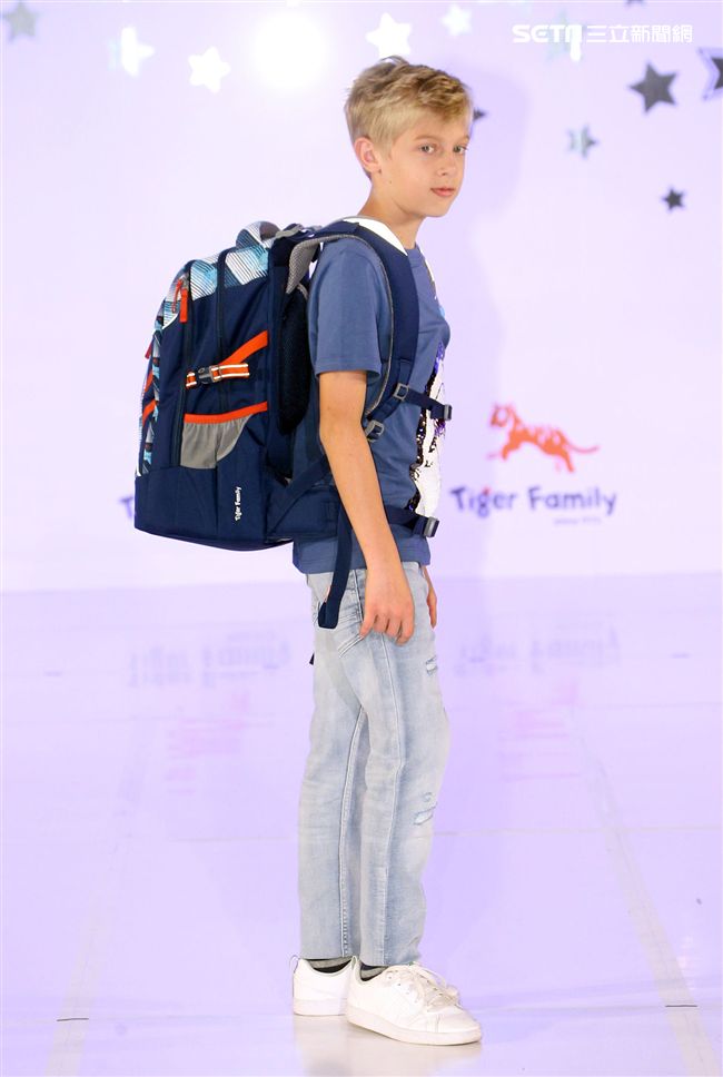 來是世界各國小朋友走書包秀架勢十足超萌的。（記者邱榮吉/攝影）