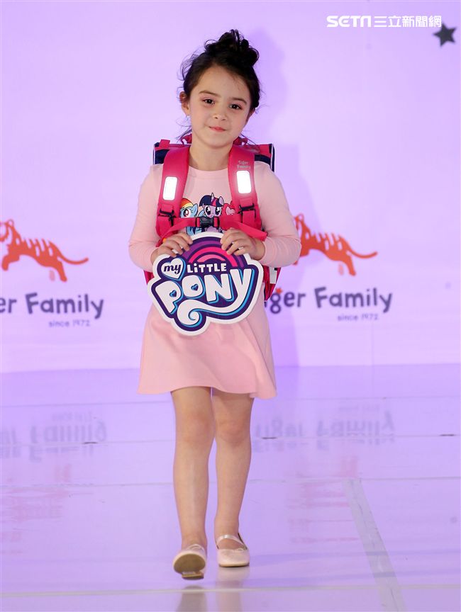 來是世界各國小朋友走書包秀架勢十足超萌的。（記者邱榮吉/攝影）