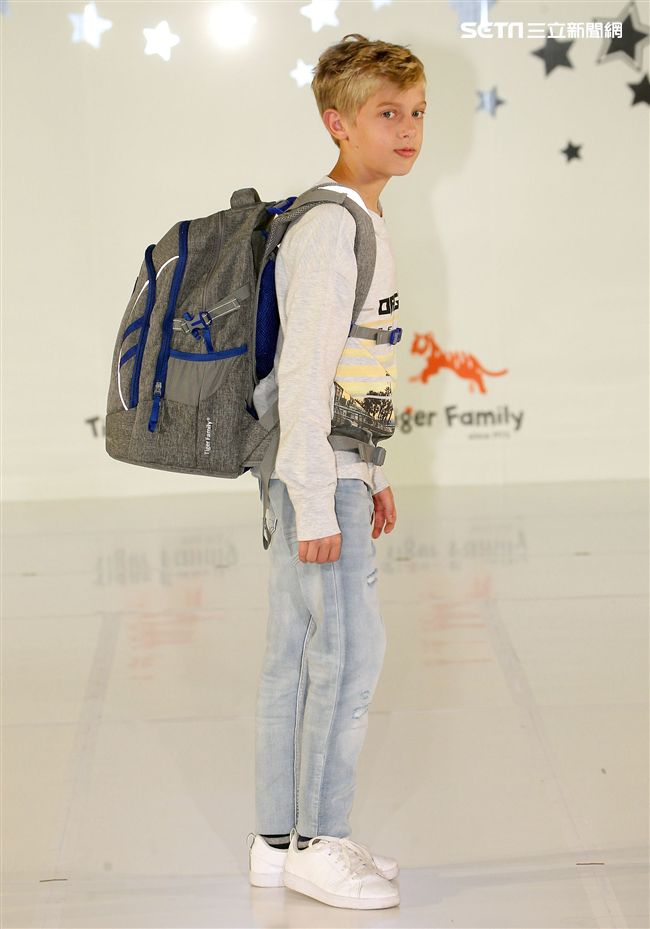 來是世界各國小朋友走書包秀架勢十足超萌的。（記者邱榮吉/攝影）