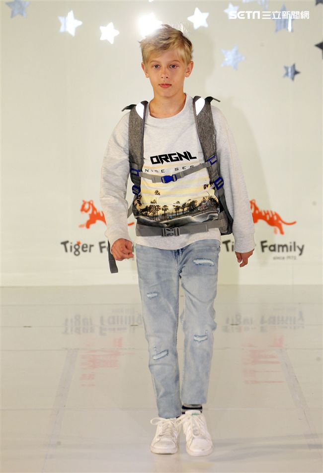 來是世界各國小朋友走書包秀架勢十足超萌的。（記者邱榮吉/攝影）