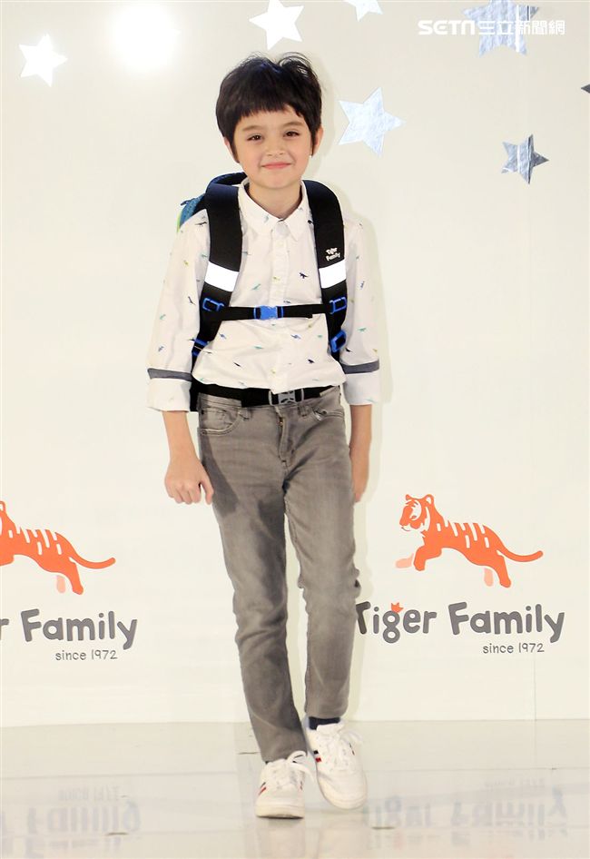 來是世界各國小朋友走書包秀架勢十足超萌的。（記者邱榮吉/攝影）