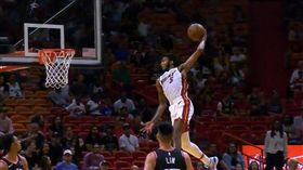 Derrick Jones Jr.展現驚人彈跳。（圖／翻攝自YouTube）