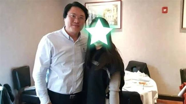 抓到了吼！綠首長和這美女貼肩合照