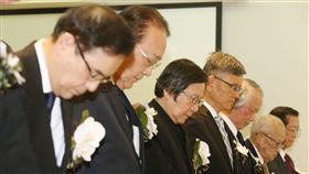 311東日本大地震8週年追悼感恩會（3）日本台灣交流協會台北事務所11日舉行「311東日本大地震8週年追悼感恩會」。台灣日本關係協會會長邱義仁（左3）與日本台灣交流協會台北事務所代表沼田幹夫（左2）率領出席者一同默哀。中央社記者郭日曉攝  108年3月11日