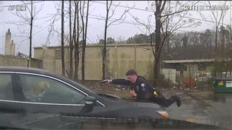 男偷車拒捕　美警遭撞連開15槍