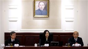 總統府為反制中國「一國兩制台灣方案」召開國安會議。蔡英文總統、副總統陳建仁、行政院長蘇貞昌等人與會。（圖／總統府提供）