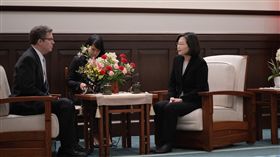 蔡英文總統11日午間接見「美國國際宗教自由無任所大使布朗貝克(Samuel Brownback)」。（圖／總統府提供）