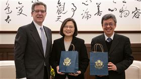 蔡英文總統偕同副總統陳建仁11日午間接見「美國國際宗教自由無任所大使布朗貝克(Samuel Brownback)」。（圖／總統府提供）