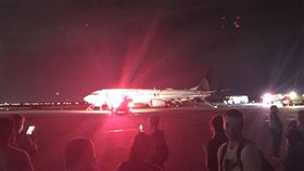 快訊／波音又出事！聯航疑引擎著火迫降　180人倉皇逃難
圖翻攝自Philip Twain Morrow推特