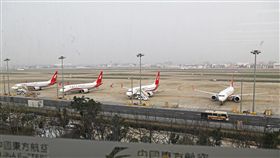 停飛737MAX8機型 中國：調查小組已啟程針對衣索比亞航空公司10日空難，中國民航局副局長李健11日表示，已派出兩人小組參與調查，確認737MAX8飛機沒問題後，再重新恢復商業飛行。圖為上海虹橋國際機場停機坪的波音737-8客機。（中新社提供）中央社  108年3月11日