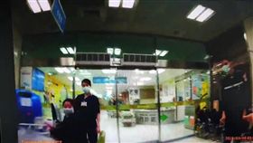 高雄,斷指,愛犬,咬斷,縫合,三民一警分局長明所（圖／翻攝畫面）