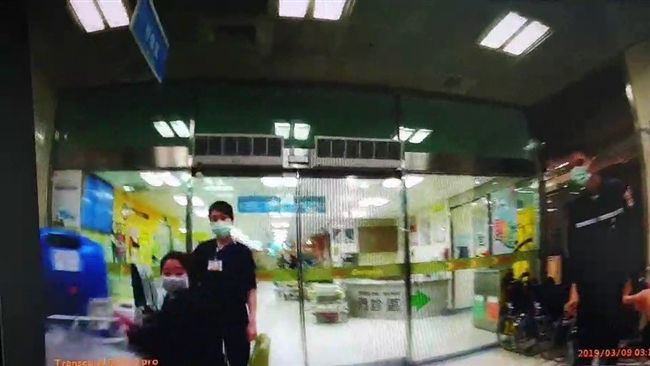 慘遭愛犬咬斷小指　婦人驚逃向警求援