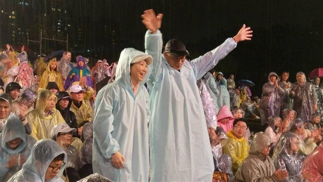 音樂會已開始…韓才進場攝影師狂閃燈