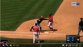 ▲卡布雷拉（Miguel Cabrera）藏球牽制雙城一壘跑者出局。（圖／翻攝自All Sports Highlights）