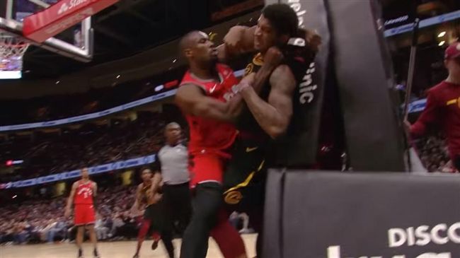 NBA／賽場全武行！他鎖喉爆打對手