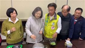 蔡英文總統11日晚間和郭國文一起現煮、試吃善化區農會廣受好評的芝麻拌麵。（圖／擷取自郭國文臉書）