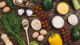 白米飯,家庭聚餐,聚餐,五穀雜糧,蔬果（圖／freepik）
https://www.freepik.com/free-photo/overhead-view-rice-grains-polenta-puffed-rice-cake-vegetables-wooden-table_3948206.htm