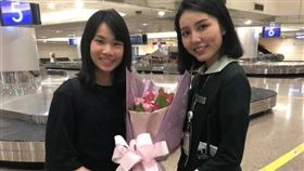 ▲戴資穎（左）返抵國門，長榮航空特別獻花歡迎。（圖／翻攝自戴資穎臉書粉絲團）