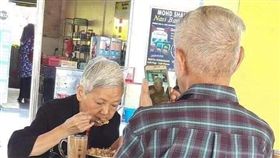 阿公眼裡只有阿嬤，吃飯狂拍照記錄。（圖／翻攝自爆廢公社）
