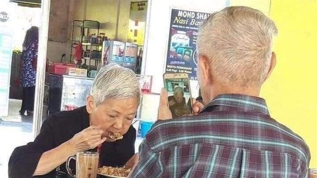 我會甲妳牽條條…阿公吃飯狂拍放閃