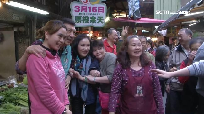 婆媽瘋搶合照！李亞萍掃街人氣爆棚