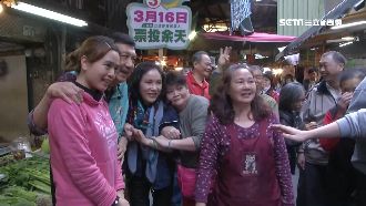 婆媽瘋搶合照！李亞萍掃街人氣爆棚