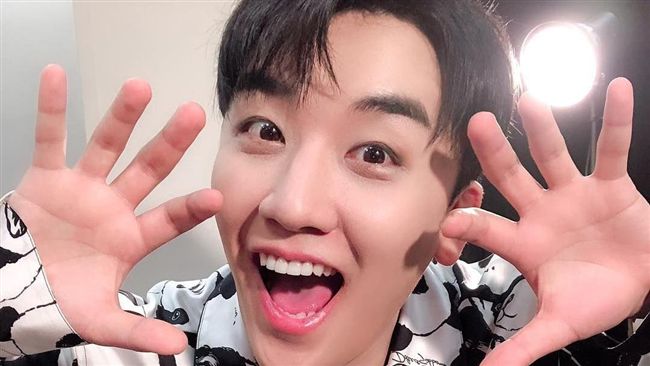 切好切滿！勝利同框成員變「無臉男」