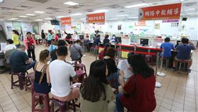 報稅最後一天（2）106年綜合所得稅申報31日是最後一天，圖為國稅局三重稽徵所現場申報人潮。中央社記者吳家昇攝　107年5月31日