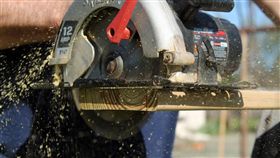 圓鋸,示意圖（示意圖／翻攝自Pixabay）
https://pixabay.com/zh/photos/%E6%8A%80%E8%83%BD%E9%94%AF-%E5%9C%86%E9%94%AF%E7%89%87-%E5%88%87%E5%89%B2-103123/