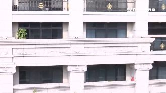 鄰居家成試槍場！警冒險攀陽台逮人