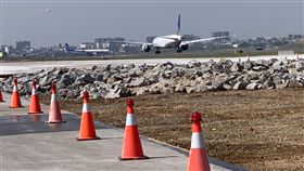 跑道修復　桃機董座：應採預防性維護　針對桃園機場跑道維修，桃園國際機場公司董事長王明德12日指出，必須以「預防性的維護」思維，在材料預估壽命週期快到前，就要計畫性修復。中央社記者邱俊欽桃園機場攝　108年3月12日