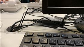 電腦電線好多灰塵？辦公室這4個習慣　讓你全身都是劇毒(記者郭奕均攝影)
