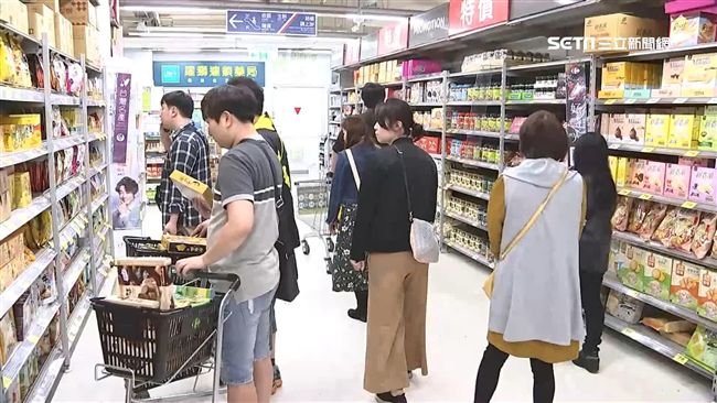 外客深夜血拼！賣場化身台版激安殿堂
