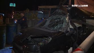 撞斷路燈卡牆　駕駛彎腰對折狂吐血