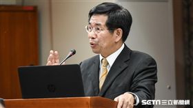 教育部長潘文忠前往立法院教育委員會備詢。 圖／記者林敬旻攝