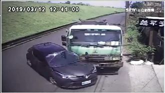 曳引車煞不住！追撞前車還卡水溝