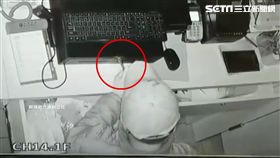 新竹一間知名的米粉老店，日前遭到宵小光顧，營業用的收銀機就這樣被盯上，但兩名小偷用鐵條卻怎麼撬也撬不開。事後店家調閱監視器發現，好氣又好笑，把畫面PO上網路，有網友就開玩笑說，「撬不開，是不會整台搬走嗎」，目前警方已經介入調查。（圖／翻攝自爆料公社）