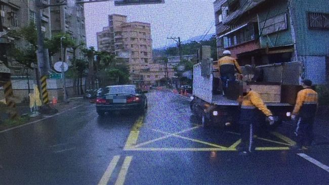 獨／逆向閃車害人慘摔婦急煞3秒肇逃