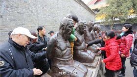 河南迷信拍打秦檜像去病  景區：風俗