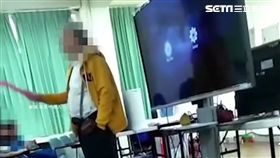64歲的音樂老師武顯貴，在桃園一所高中任教20多年，課堂上大談自己的政治立場，還要學生一起罵引起批評聲浪，現在被起底，之前他還因為當掉太多學生上過新聞。