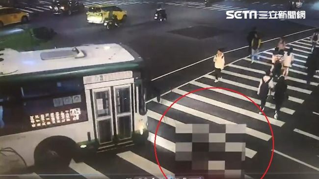 奪命影像曝光！女走斑馬線遭公車爆頭