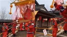 體驗大陸婚禮坐轎過橋　女慘摔地／翻攝自微博