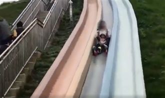 媽抱小孩溜滑梯！幼童腳一卡…折斷了