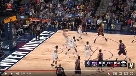 ▲灰狼唐斯（Karl-Anthony Towns）後撤步晃倒對手。（圖／翻攝自House of Highlights）