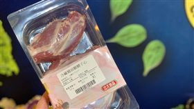 家樂福肉品包材採環保新包裝，可以預防血水外流。