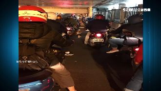 號誌燈故障…新竹現詭異機車蜈蚣陣