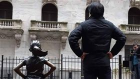 ▲基隆市長林右昌模仿紐約著名銅像無畏女孩合照。（圖／翻攝林右昌臉書） 