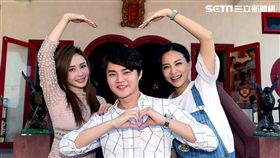 吳淑敏（左）則曾收過歌迷送上已簽好名、蓋好章的結婚證書。（圖／華視提供）